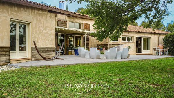 PROPRIETE MODERNE10 PIECES EN POSITION DOMINANTE SUR 1 ha