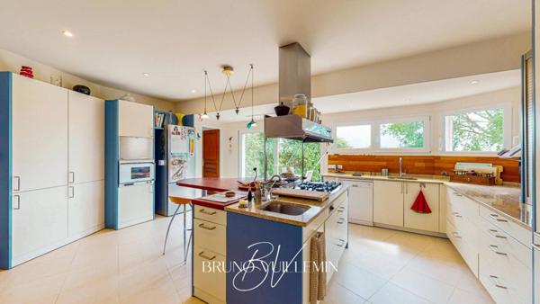 PROPRIETE MODERNE10 PIECES EN POSITION DOMINANTE SUR 1 ha