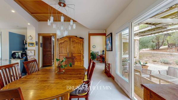 PROPRIETE MODERNE10 PIECES EN POSITION DOMINANTE SUR 1 ha