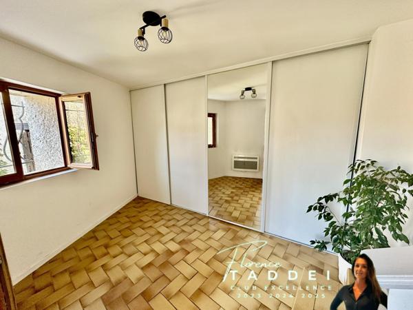 Maison ancienne rénovée avec cour et terrasse privative