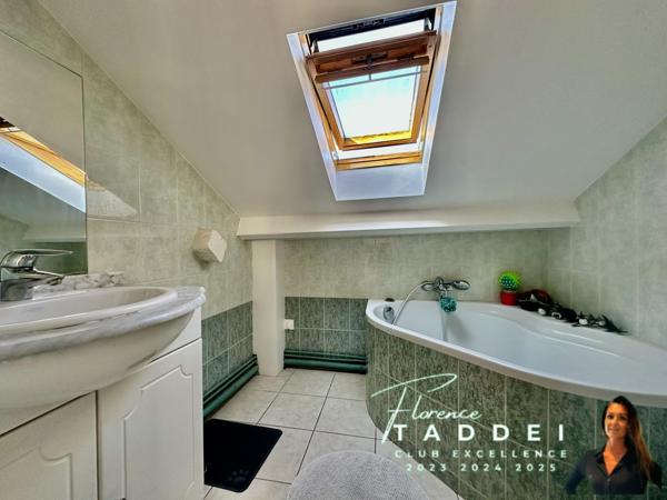 Maison ancienne rénovée avec cour et terrasse privative