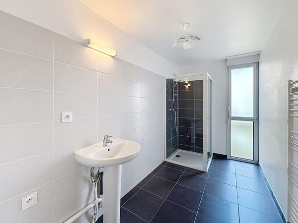 Appartement 2 chambres, balcon, ascenseur, place de parking - Lanester, rives du scorf