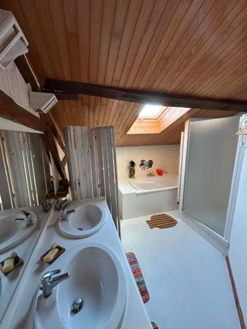 Propriété 216 m2 sur parcelles de 12866 m2