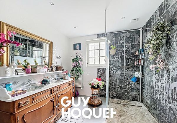 Villa sur sous-sol 6 Chambres + Dépendances et Terrain Constructible de 2227 m² - 71850 CHARNAY LES MACON