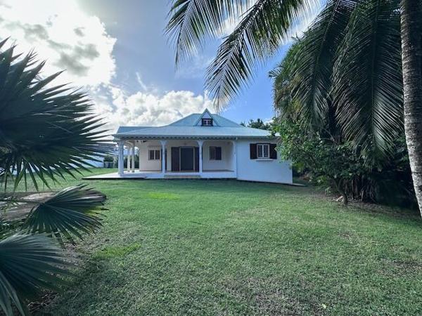 A VENDRE VILLA T3 MEZZANINE AVEC GARAGE SUR 864 M² DE TERRAIN ,SECTEUR RESIDENTIEL DE LA GRIPPIERE