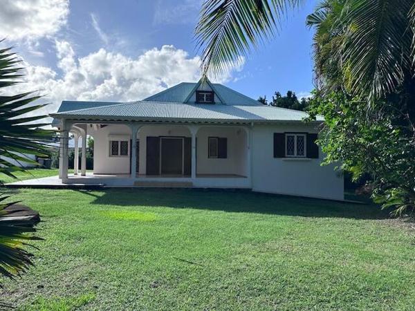 A VENDRE VILLA T3 MEZZANINE AVEC GARAGE SUR 864 M² DE TERRAIN ,SECTEUR RESIDENTIEL DE LA GRIPPIERE