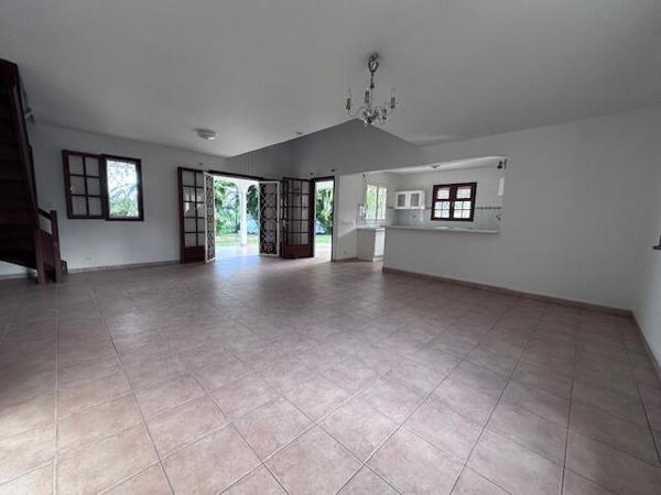 A VENDRE VILLA T3 MEZZANINE AVEC GARAGE SUR 864 M² DE TERRAIN ,SECTEUR RESIDENTIEL DE LA GRIPPIERE