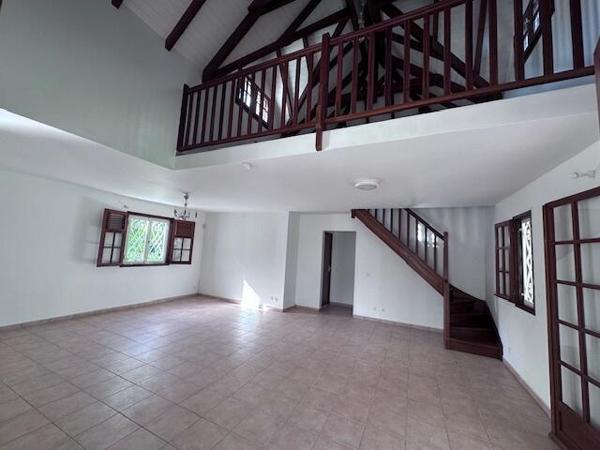 A VENDRE VILLA T3 MEZZANINE AVEC GARAGE SUR 864 M² DE TERRAIN ,SECTEUR RESIDENTIEL DE LA GRIPPIERE