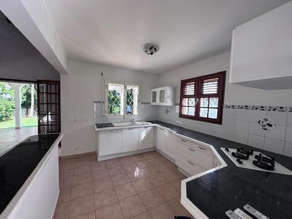 A VENDRE VILLA T3 MEZZANINE AVEC GARAGE SUR 864 M² DE TERRAIN ,SECTEUR RESIDENTIEL DE LA GRIPPIERE