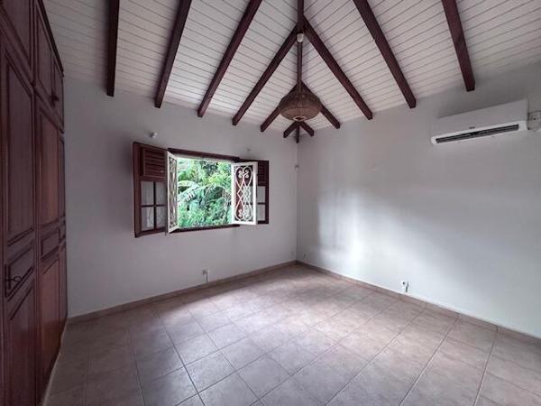 A VENDRE VILLA T3 MEZZANINE AVEC GARAGE SUR 864 M² DE TERRAIN ,SECTEUR RESIDENTIEL DE LA GRIPPIERE