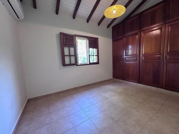 A VENDRE VILLA T3 MEZZANINE AVEC GARAGE SUR 864 M² DE TERRAIN ,SECTEUR RESIDENTIEL DE LA GRIPPIERE