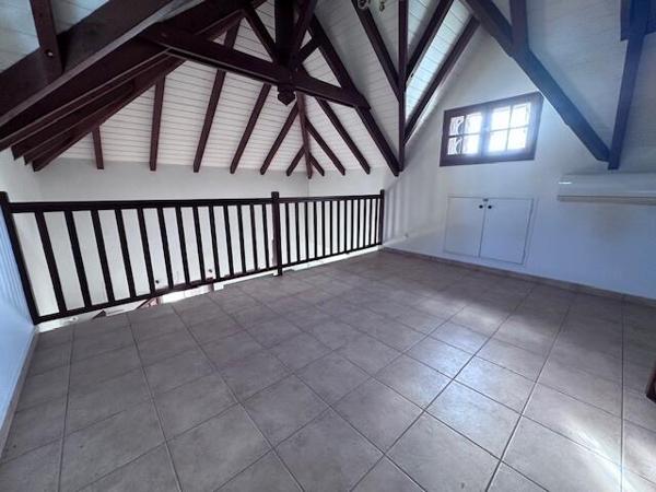 A VENDRE VILLA T3 MEZZANINE AVEC GARAGE SUR 864 M² DE TERRAIN ,SECTEUR RESIDENTIEL DE LA GRIPPIERE