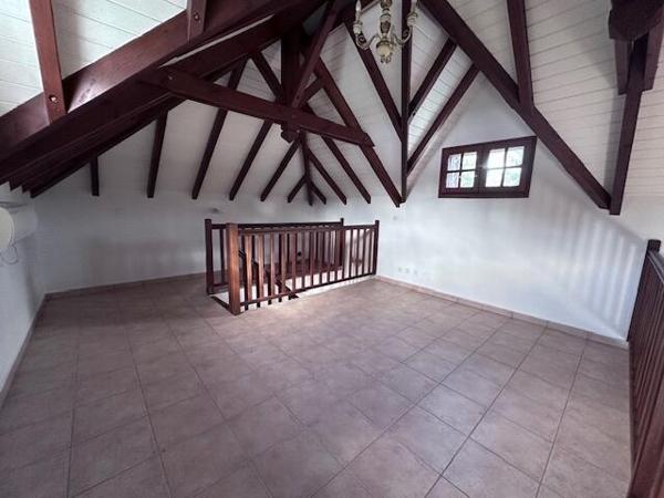 A VENDRE VILLA T3 MEZZANINE AVEC GARAGE SUR 864 M² DE TERRAIN ,SECTEUR RESIDENTIEL DE LA GRIPPIERE