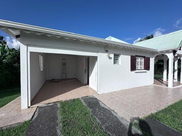 A VENDRE VILLA T3 MEZZANINE AVEC GARAGE SUR 864 M² DE TERRAIN ,SECTEUR RESIDENTIEL DE LA GRIPPIERE