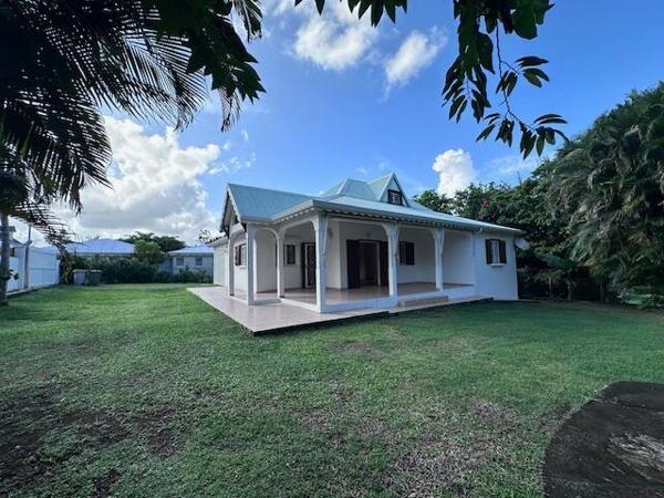 A VENDRE VILLA T3 MEZZANINE AVEC GARAGE SUR 864 M² DE TERRAIN ,SECTEUR RESIDENTIEL DE LA GRIPPIERE