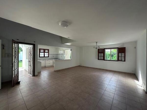 A VENDRE VILLA T3 MEZZANINE AVEC GARAGE SUR 864 M² DE TERRAIN ,SECTEUR RESIDENTIEL DE LA GRIPPIERE