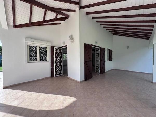 A VENDRE VILLA T3 MEZZANINE AVEC GARAGE SUR 864 M² DE TERRAIN ,SECTEUR RESIDENTIEL DE LA GRIPPIERE