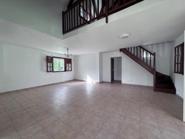 A VENDRE VILLA T3 MEZZANINE AVEC GARAGE SUR 864 M² DE TERRAIN ,SECTEUR RESIDENTIEL DE LA GRIPPIERE