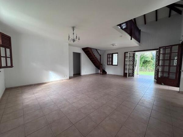 A VENDRE VILLA T3 MEZZANINE AVEC GARAGE SUR 864 M² DE TERRAIN ,SECTEUR RESIDENTIEL DE LA GRIPPIERE