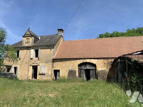 A VENDRE : Ancien corps de ferme à rénover sur 2,43 hectares, proche GOURDON (Lot - 46) composé...