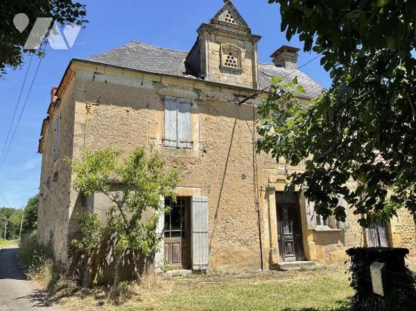 A VENDRE : Ancien corps de ferme à rénover sur 2,43 hectares, proche GOURDON (Lot - 46) composé...
