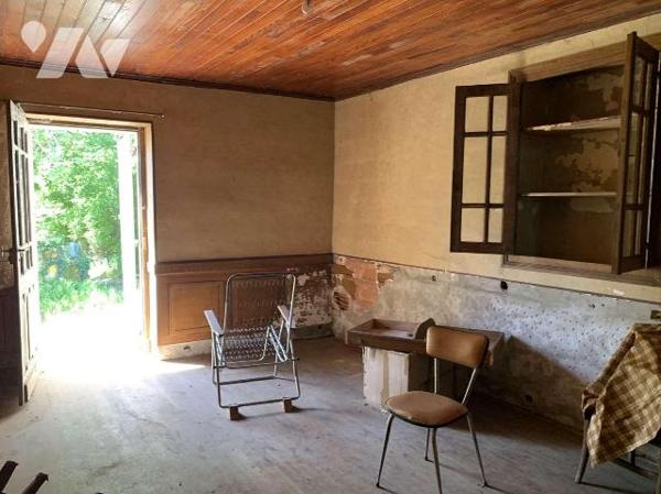 A VENDRE : Ancien corps de ferme à rénover sur 2,43 hectares, proche GOURDON (Lot - 46) composé...
