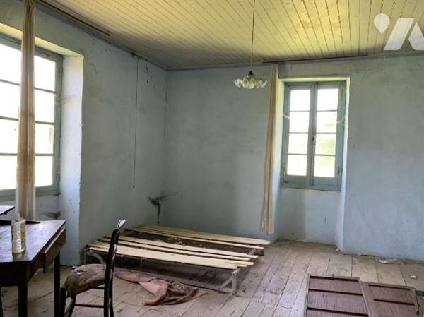A VENDRE : Ancien corps de ferme à rénover sur 2,43 hectares, proche GOURDON (Lot - 46) composé...