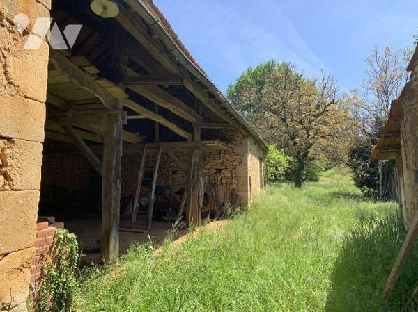 A VENDRE : Ancien corps de ferme à rénover sur 2,43 hectares, proche GOURDON (Lot - 46) composé...