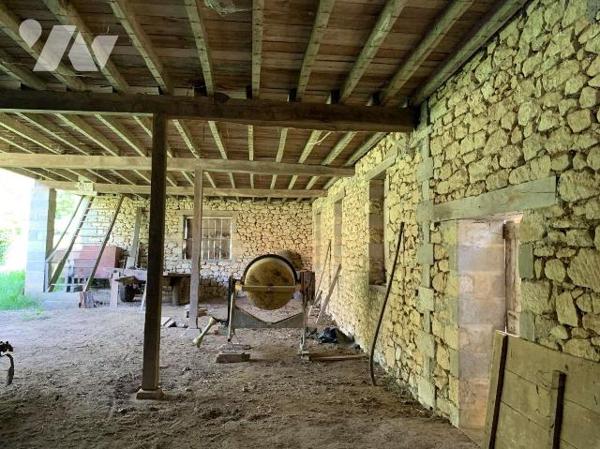 A VENDRE : Ancien corps de ferme à rénover sur 2,43 hectares, proche GOURDON (Lot - 46) composé...