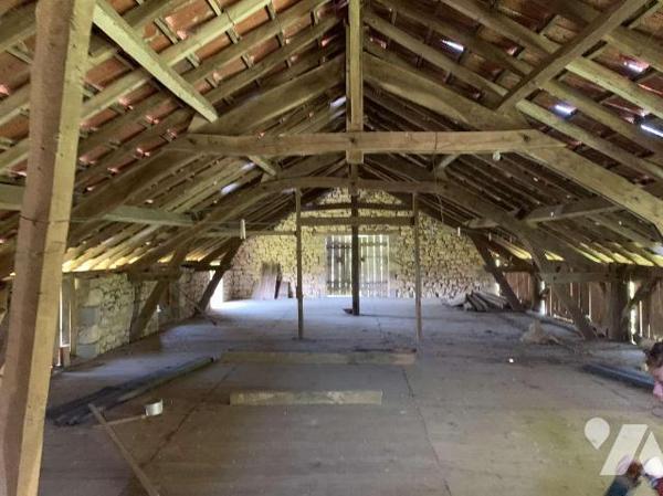 A VENDRE : Ancien corps de ferme à rénover sur 2,43 hectares, proche GOURDON (Lot - 46) composé...
