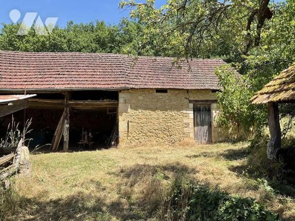 A VENDRE : Ancien corps de ferme à rénover sur 2,43 hectares, proche GOURDON (Lot - 46) composé...