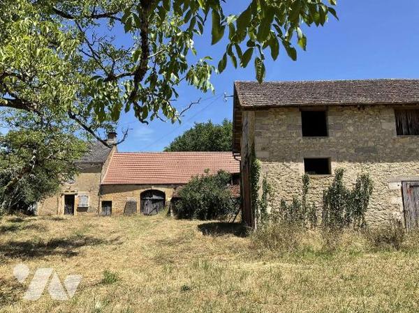 A VENDRE : Ancien corps de ferme à rénover sur 2,43 hectares, proche GOURDON (Lot - 46) composé...