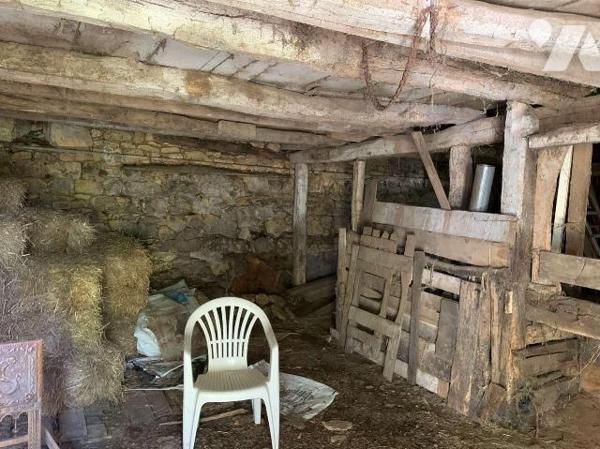 A VENDRE : Ancien corps de ferme à rénover sur 2,43 hectares, proche GOURDON (Lot - 46) composé...