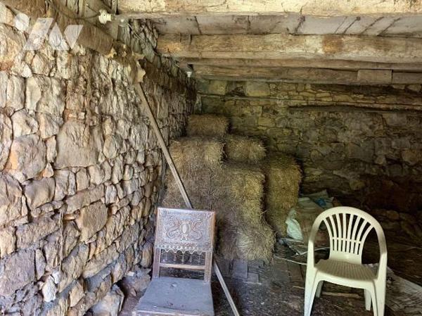 A VENDRE : Ancien corps de ferme à rénover sur 2,43 hectares, proche GOURDON (Lot - 46) composé...
