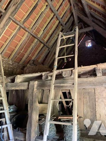 A VENDRE : Ancien corps de ferme à rénover sur 2,43 hectares, proche GOURDON (Lot - 46) composé...