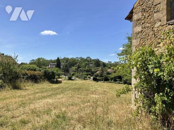 A VENDRE : Ancien corps de ferme à rénover sur 2,43 hectares, proche GOURDON (Lot - 46) composé...