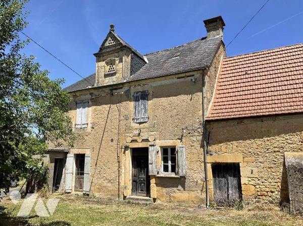 A VENDRE : Ancien corps de ferme à rénover sur 2,43 hectares, proche GOURDON (Lot - 46) composé...