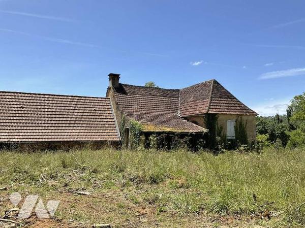 A VENDRE : Ancien corps de ferme à rénover sur 2,43 hectares, proche GOURDON (Lot - 46) composé...