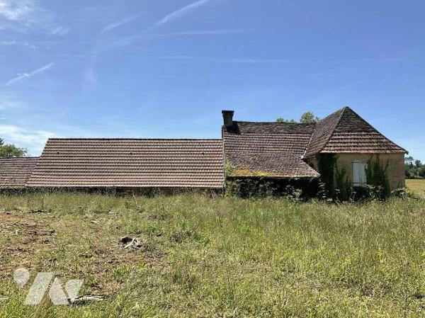 A VENDRE : Ancien corps de ferme à rénover sur 2,43 hectares, proche GOURDON (Lot - 46) composé...