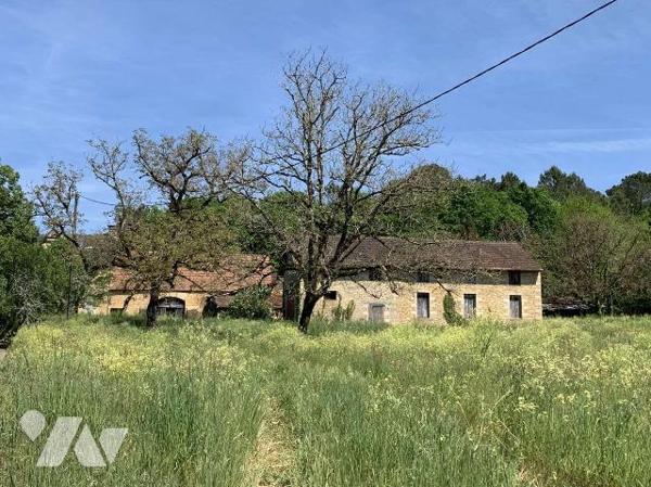 A VENDRE : Ancien corps de ferme à rénover sur 2,43 hectares, proche GOURDON (Lot - 46) composé...