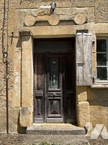 A VENDRE : Ancien corps de ferme à rénover sur 2,43 hectares, proche GOURDON (Lot - 46) composé...