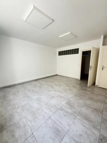 Location                                                      Local commercial
                        
                     3 pièces                      55 m2                     à Salon-de-Provence