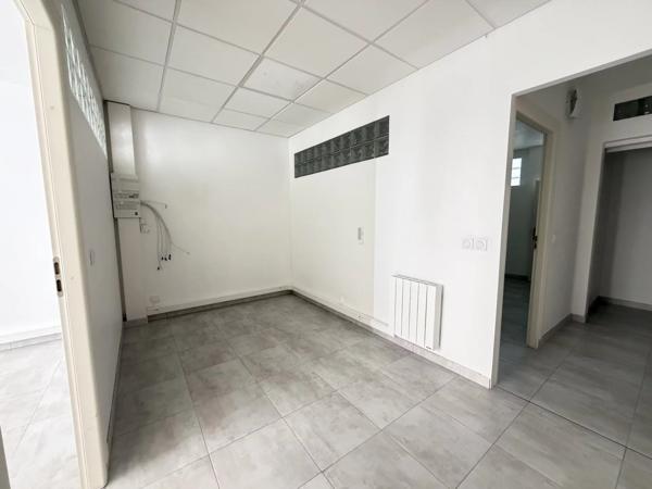 Location                                                      Local commercial
                        
                     3 pièces                      55 m2                     à Salon-de-Provence