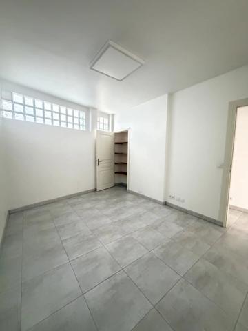 Location                                                      Local commercial
                        
                     3 pièces                      55 m2                     à Salon-de-Provence