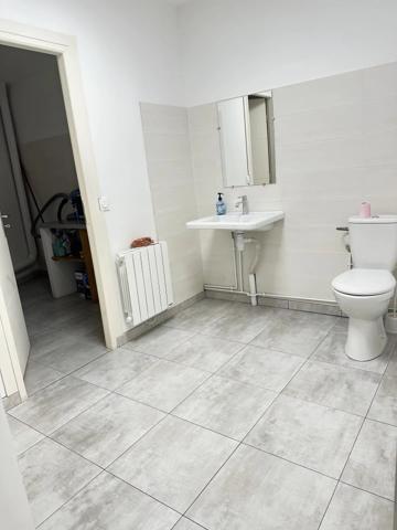 Location                                                      Local commercial
                        
                     3 pièces                      55 m2                     à Salon-de-Provence
