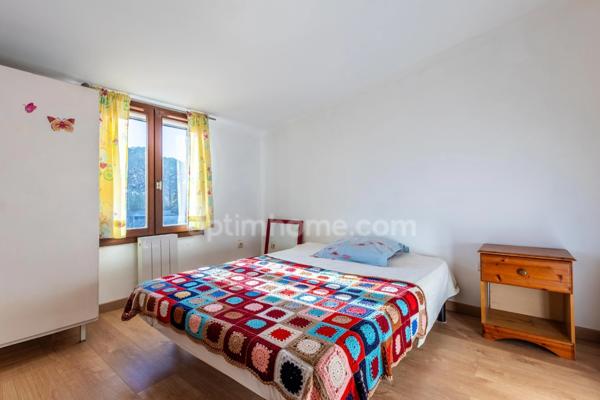 Maison individuelle 83 m² - 4 pièces - 3 chambres - Terrain de 300 m2 - Piscine - Garage