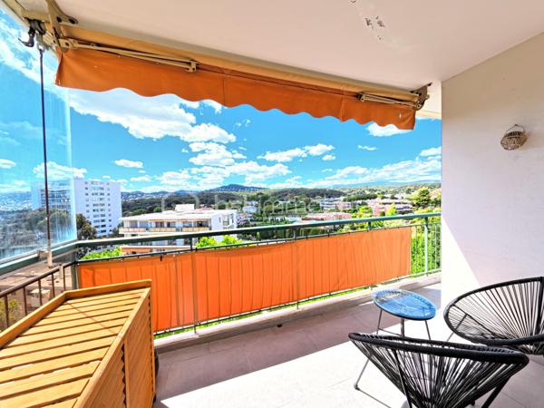 !!! SOUS OFFRE !!!

✨🏡 À Vendre – T3 Lumineux au Calme avec Vue Mer – Terrasse d’Antibes🌊☀️

📍 Situé dans un environnement recherché les Terrasse d’Antibes, découvrez ce bel appartement T3 lumineux, bénéficiant d’une agréable exposition Sud / Sud-Ouest et d’un cadre de vie paisible 🌴

✨ Les atouts du bien✨
🔹 Appartement parfaitement agencé et baigné de lumière
🔹 Belle pièce de vie ensoleillée, idéale pour recevoir ☀️
🔹 Cuisine ouverte entièrement équipée 🍽️
🔹 Deux chambres confortables 🛏️🛏️
🔹 Salle d’eau moderne 🚿
🔹 WC séparés
🔹 Climatisation réversible ❄️☀️
🔹 Double vitrage pour un confort optimal
🔹 Agréable loggia avec vue mer 🌊
🔹 Dressing spacieux 👗
🔹 Cave privative 📦
🔹 Garage inclus 🚗
🔹Ascenseur 

🛍️ Proximité immédiate des commerces, transports et commodités 🚍🛒

🌴 Profitez d’un cadre de vie privilégié entre calme, luminosité et vue mer, idéal pour une résidence principale ou un pied-à-terre sur la Côte d’Azur ☀️

🔑 À visiter sans tarder ! 📞
