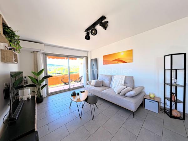 !!! SOUS OFFRE !!!

✨🏡 À Vendre – T3 Lumineux au Calme avec Vue Mer – Terrasse d’Antibes🌊☀️

📍 Situé dans un environnement recherché les Terrasse d’Antibes, découvrez ce bel appartement T3 lumineux, bénéficiant d’une agréable exposition Sud / Sud-Ouest et d’un cadre de vie paisible 🌴

✨ Les atouts du bien✨
🔹 Appartement parfaitement agencé et baigné de lumière
🔹 Belle pièce de vie ensoleillée, idéale pour recevoir ☀️
🔹 Cuisine ouverte entièrement équipée 🍽️
🔹 Deux chambres confortables 🛏️🛏️
🔹 Salle d’eau moderne 🚿
🔹 WC séparés
🔹 Climatisation réversible ❄️☀️
🔹 Double vitrage pour un confort optimal
🔹 Agréable loggia avec vue mer 🌊
🔹 Dressing spacieux 👗
🔹 Cave privative 📦
🔹 Garage inclus 🚗
🔹Ascenseur 

🛍️ Proximité immédiate des commerces, transports et commodités 🚍🛒

🌴 Profitez d’un cadre de vie privilégié entre calme, luminosité et vue mer, idéal pour une résidence principale ou un pied-à-terre sur la Côte d’Azur ☀️

🔑 À visiter sans tarder ! 📞