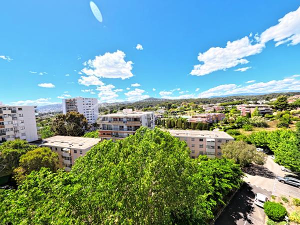 !!! SOUS OFFRE !!!

✨🏡 À Vendre – T3 Lumineux au Calme avec Vue Mer – Terrasse d’Antibes🌊☀️

📍 Situé dans un environnement recherché les Terrasse d’Antibes, découvrez ce bel appartement T3 lumineux, bénéficiant d’une agréable exposition Sud / Sud-Ouest et d’un cadre de vie paisible 🌴

✨ Les atouts du bien✨
🔹 Appartement parfaitement agencé et baigné de lumière
🔹 Belle pièce de vie ensoleillée, idéale pour recevoir ☀️
🔹 Cuisine ouverte entièrement équipée 🍽️
🔹 Deux chambres confortables 🛏️🛏️
🔹 Salle d’eau moderne 🚿
🔹 WC séparés
🔹 Climatisation réversible ❄️☀️
🔹 Double vitrage pour un confort optimal
🔹 Agréable loggia avec vue mer 🌊
🔹 Dressing spacieux 👗
🔹 Cave privative 📦
🔹 Garage inclus 🚗
🔹Ascenseur 

🛍️ Proximité immédiate des commerces, transports et commodités 🚍🛒

🌴 Profitez d’un cadre de vie privilégié entre calme, luminosité et vue mer, idéal pour une résidence principale ou un pied-à-terre sur la Côte d’Azur ☀️

🔑 À visiter sans tarder ! 📞