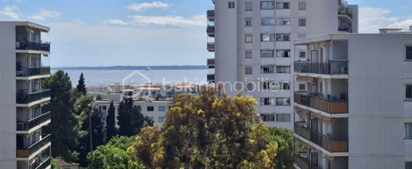 !!! SOUS OFFRE !!!

✨🏡 À Vendre – T3 Lumineux au Calme avec Vue Mer – Terrasse d’Antibes🌊☀️

📍 Situé dans un environnement recherché les Terrasse d’Antibes, découvrez ce bel appartement T3 lumineux, bénéficiant d’une agréable exposition Sud / Sud-Ouest et d’un cadre de vie paisible 🌴

✨ Les atouts du bien✨
🔹 Appartement parfaitement agencé et baigné de lumière
🔹 Belle pièce de vie ensoleillée, idéale pour recevoir ☀️
🔹 Cuisine ouverte entièrement équipée 🍽️
🔹 Deux chambres confortables 🛏️🛏️
🔹 Salle d’eau moderne 🚿
🔹 WC séparés
🔹 Climatisation réversible ❄️☀️
🔹 Double vitrage pour un confort optimal
🔹 Agréable loggia avec vue mer 🌊
🔹 Dressing spacieux 👗
🔹 Cave privative 📦
🔹 Garage inclus 🚗
🔹Ascenseur 

🛍️ Proximité immédiate des commerces, transports et commodités 🚍🛒

🌴 Profitez d’un cadre de vie privilégié entre calme, luminosité et vue mer, idéal pour une résidence principale ou un pied-à-terre sur la Côte d’Azur ☀️

🔑 À visiter sans tarder ! 📞